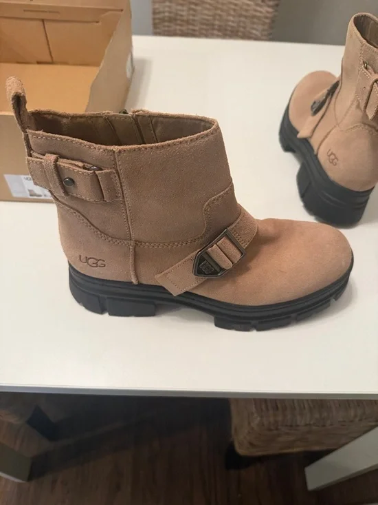 UGG Ashton short Suede Lug Sole Ankle Booties in San size 9 EUC - Picture 8 of 13